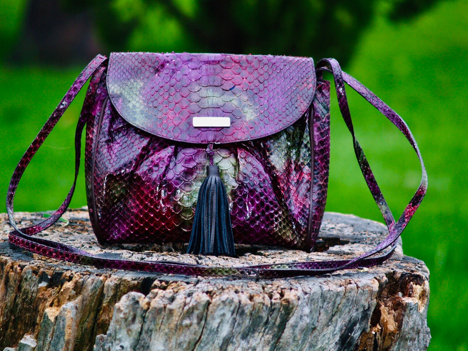 Paisaje natural con Bolso CLEMENCIA morado en pitón genuino con cierre tapa - bandolero compacto artesanal