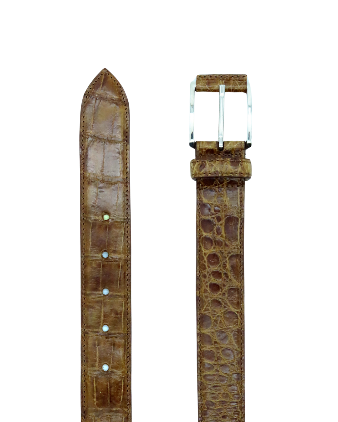 Detalle de textura y acabados del cinturón ESPINO en piel de cocodrilo marrón. Acabado artesanal