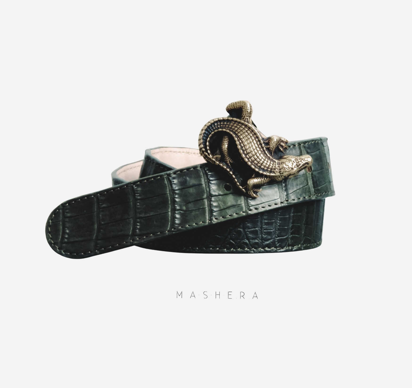 Foto de estudio del Cinturón CAIMÁN en cocodrilo verde - complemento exótico artesanal