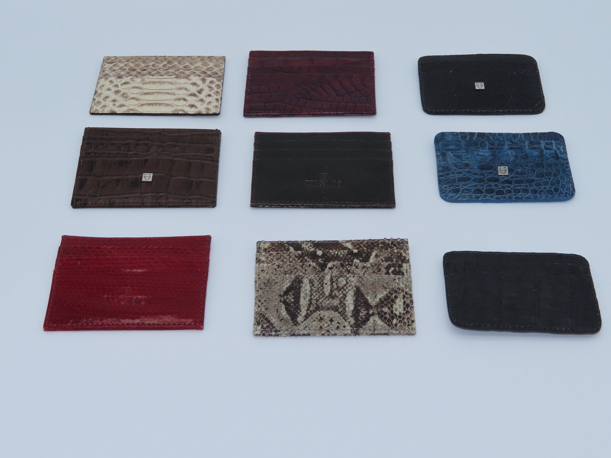 Variedad de trajeteros Mashera y Womo. Diferentes pieles (cuero, cocodrilo y pitón) y una amplia gama de colores.