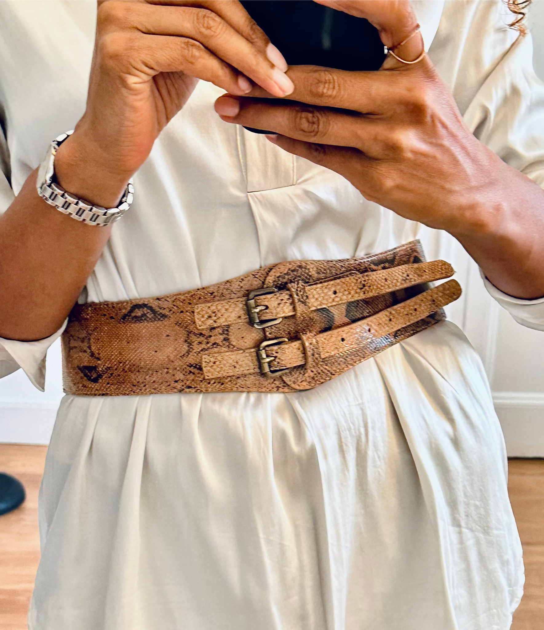 Modelo luciendo el cinturón CHOCÓ en piel de serpiente - complemento elegante artesanal