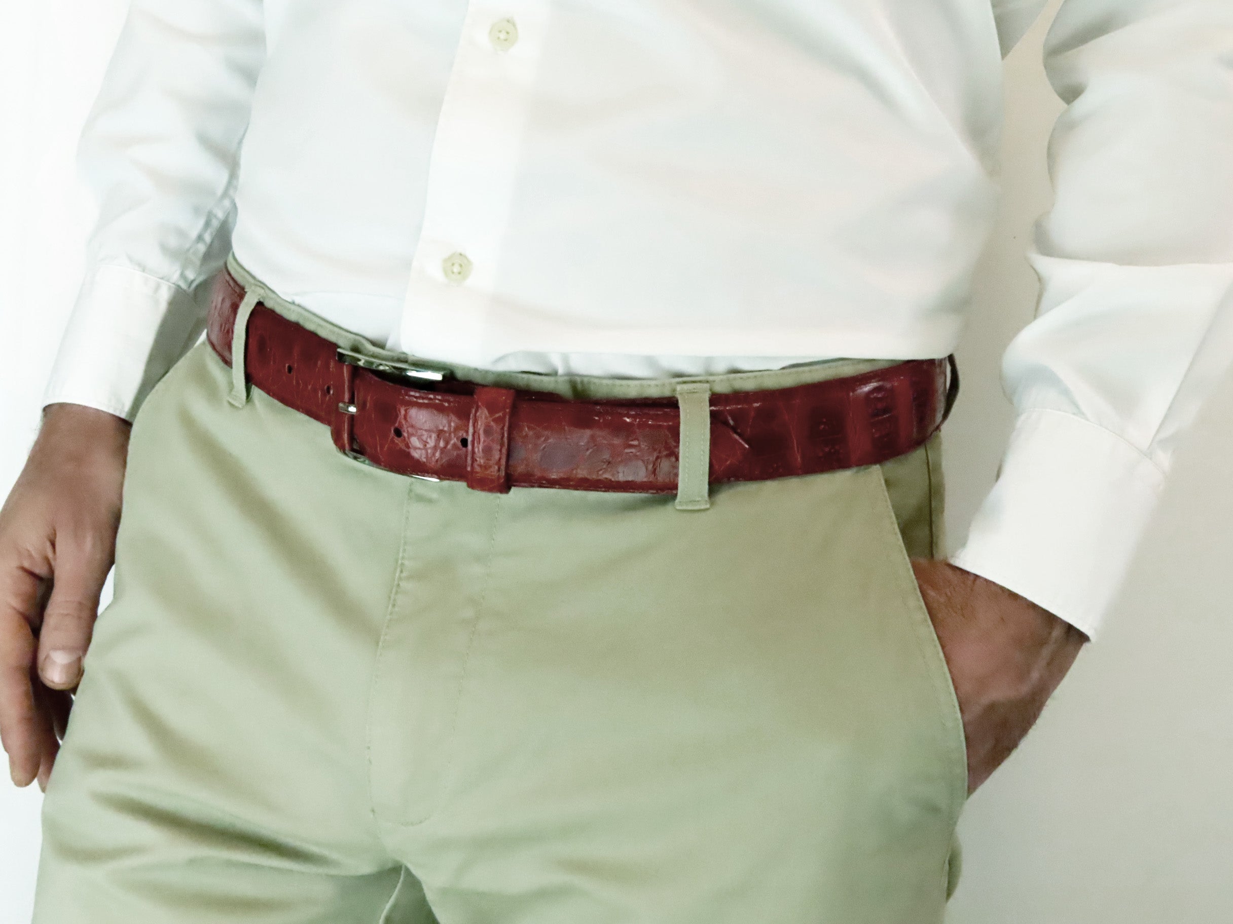 Modelo llevando el cinturón ESPINO en cocodrilo rojo sobre pantalón beige - Hebilla italiana con aplique en la misma piel de cocodrilo