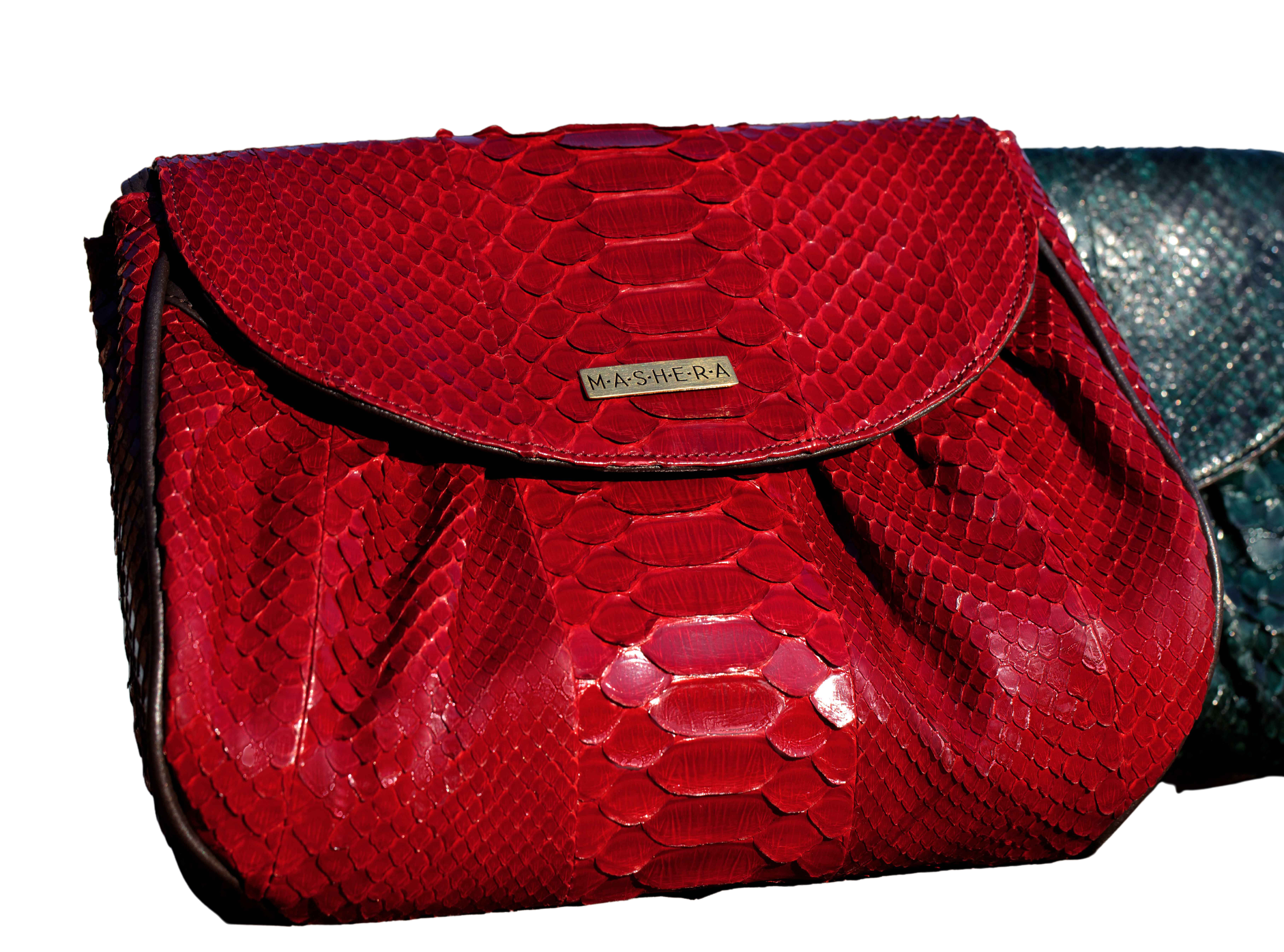 Vista frontal de una combinación de bolsos CLEMENCIA en piel de pitón: uno en rojo, y otro en verde.