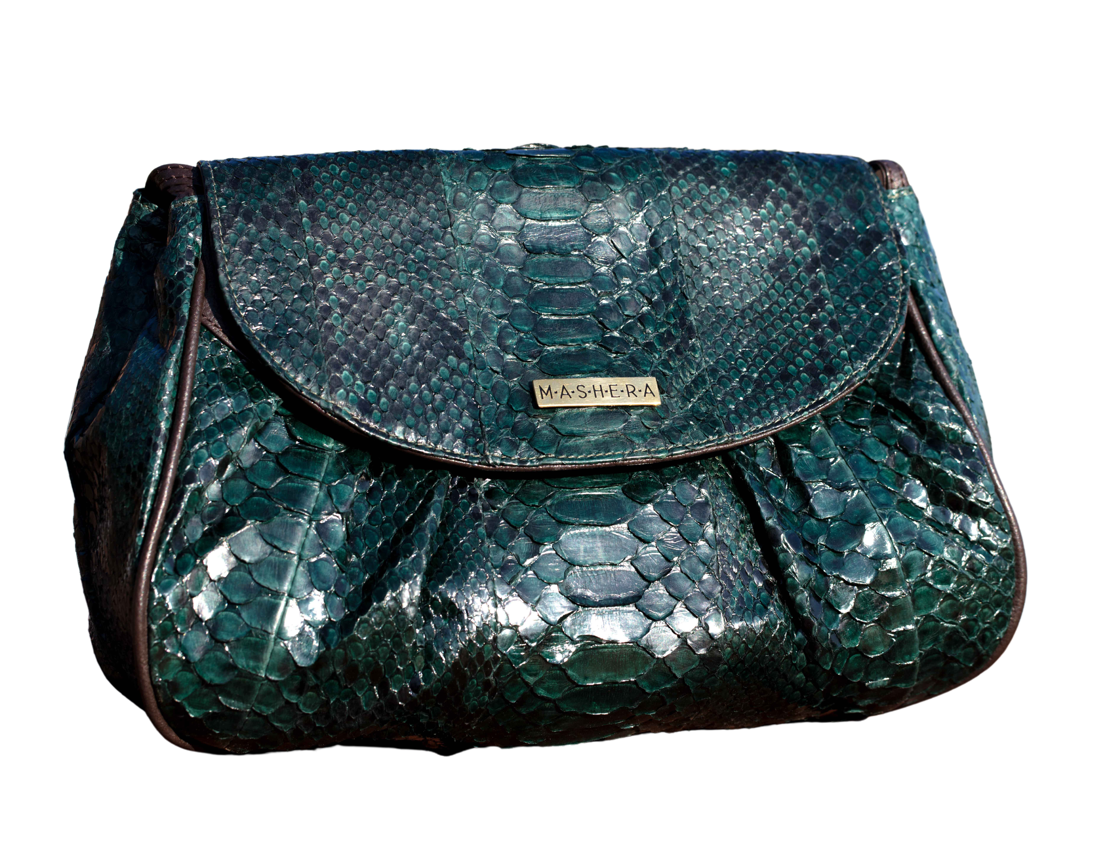 Bolso CLEMENCIA bandolero en pitón verde con cierre tapa imantado y doble correa ajustable.