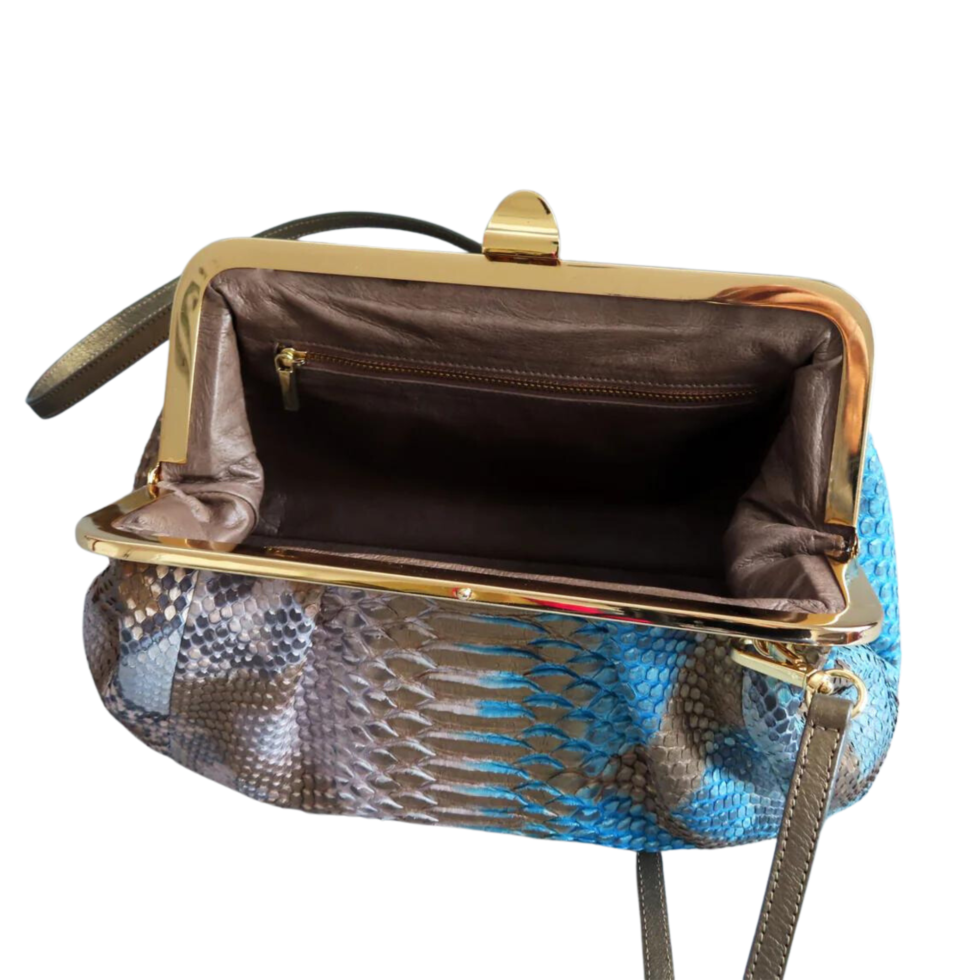 Interior del bolso COFRE, forrado en piel con compartimentos organizadores y bolsillo cremallera.