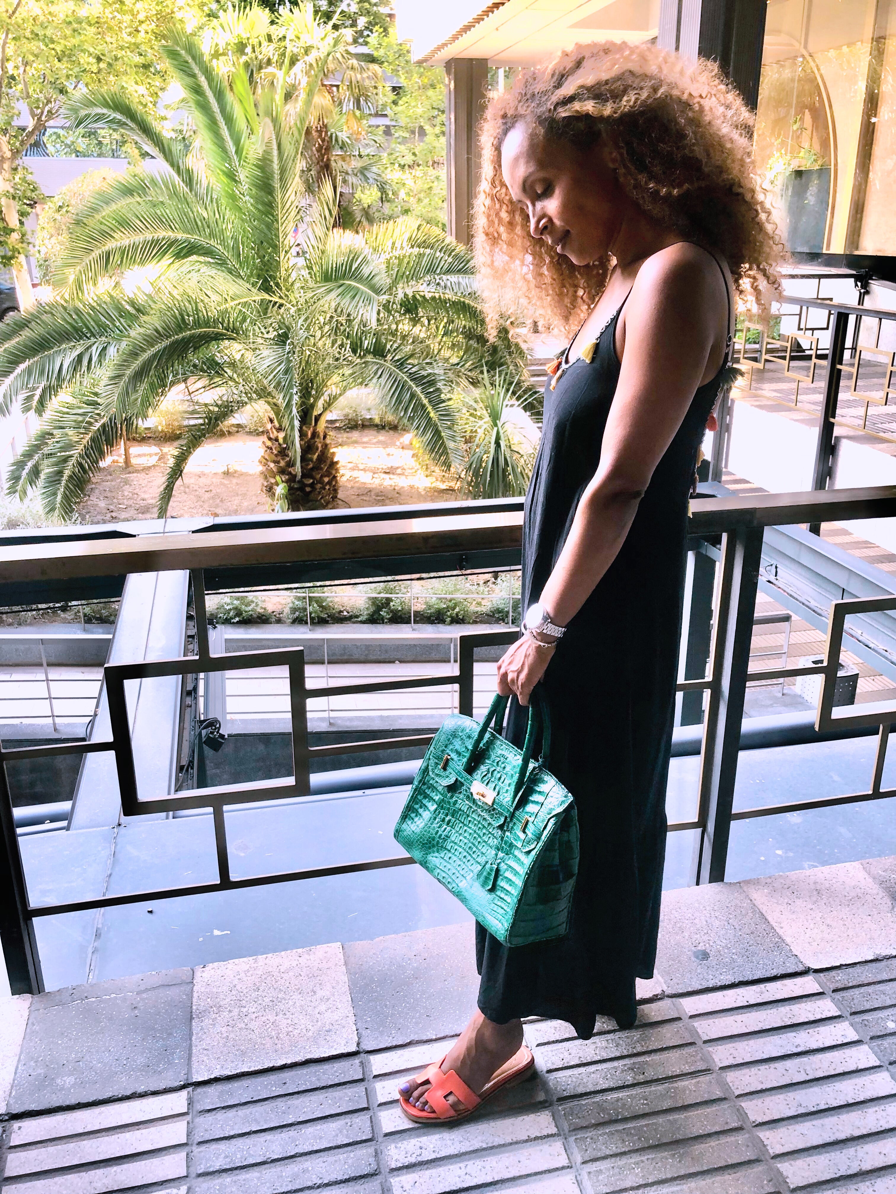 Modelo luciendo bolso JANCA en cocodrilo - accesorio elegante versátil con correa hombro.