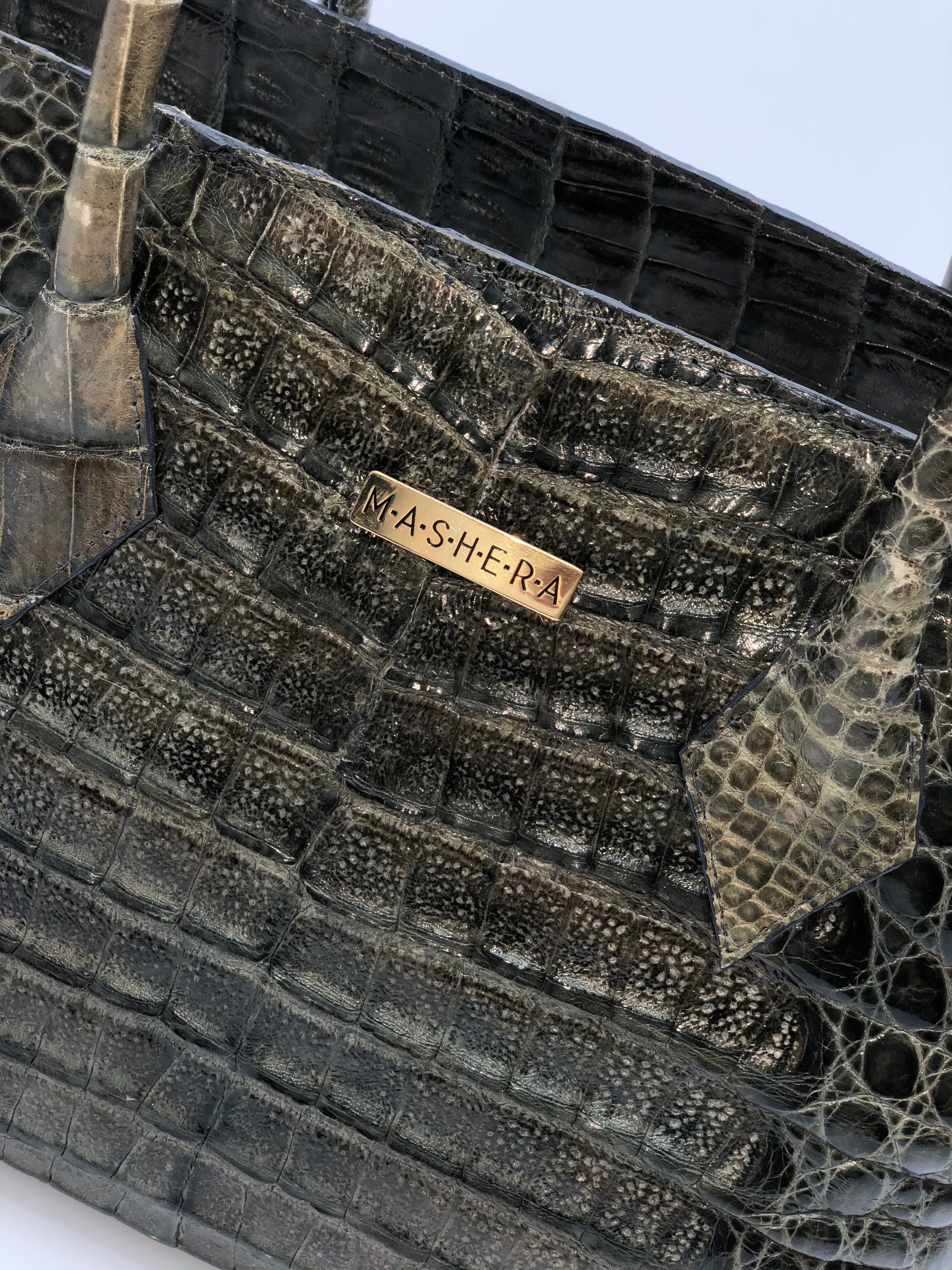 Vista alzada del bolso LUCIANA con detalles de la piel de cocodrilo