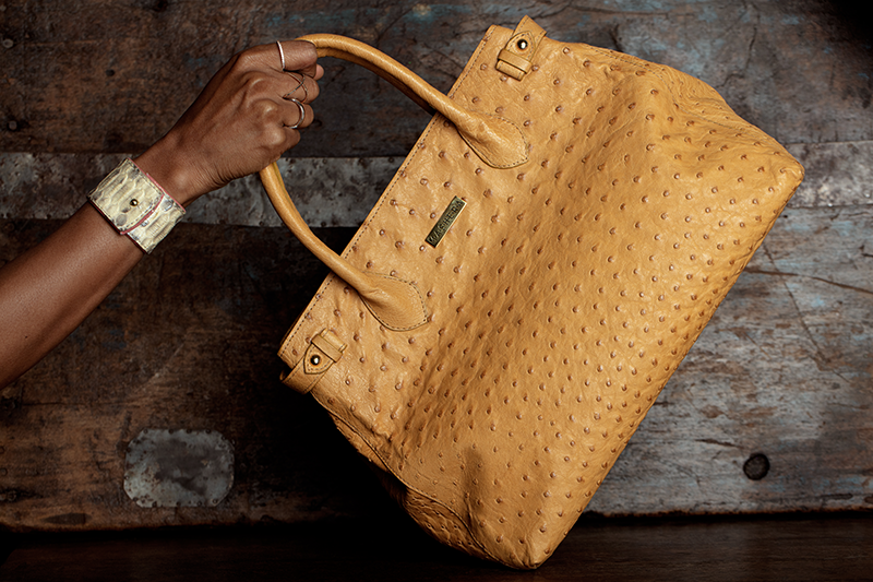 Bolso PAU en piel de avestruz amarillo con cierre imantado - diseño liviano con textura natural única