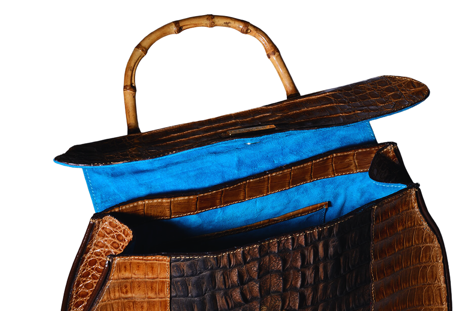 Vista del interior del bolso SENA marrón en cocodrilo genuino con asa bambú y correa bandolera. Interior en gamuza azul