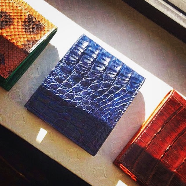 Presentación de diferentes carteras NADÚ EXOTIC. en piel exótica. Combinación de carteras: ámbar en piel de pitón, azul en piel de cocodrilo y roja, también en cocodrilo