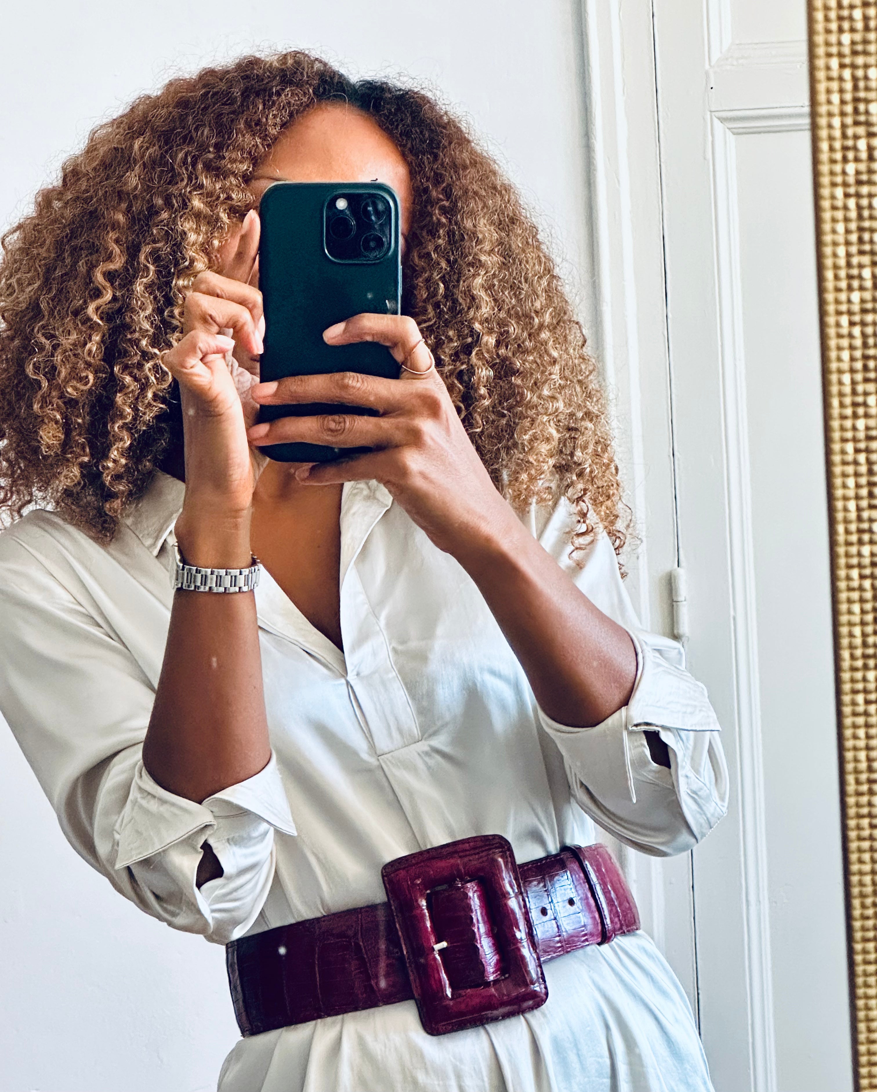 Modelo luciendo cinturón KORZ - accesorio exótico de cocodrilo genuino