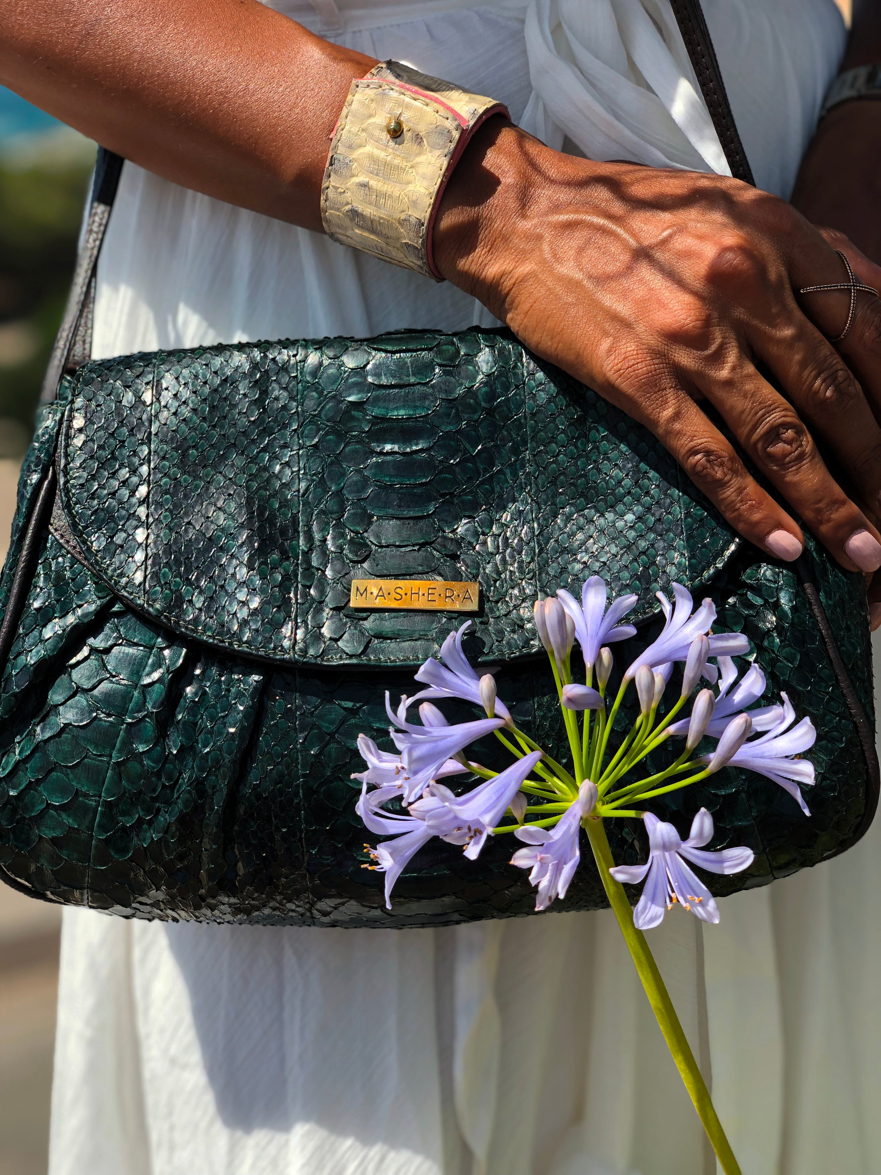 Modelo luciendo el bolso CLEMENCIA bandolero en piel genuina de pitón - accesorio versátil con doble correa