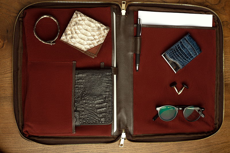 Maletín FREDERIC en piel de becerro e interior en burdeos- Vista del maletín abierto con sus compartimentos organizadores para documentos, tablet y/o accesorios profesionales
