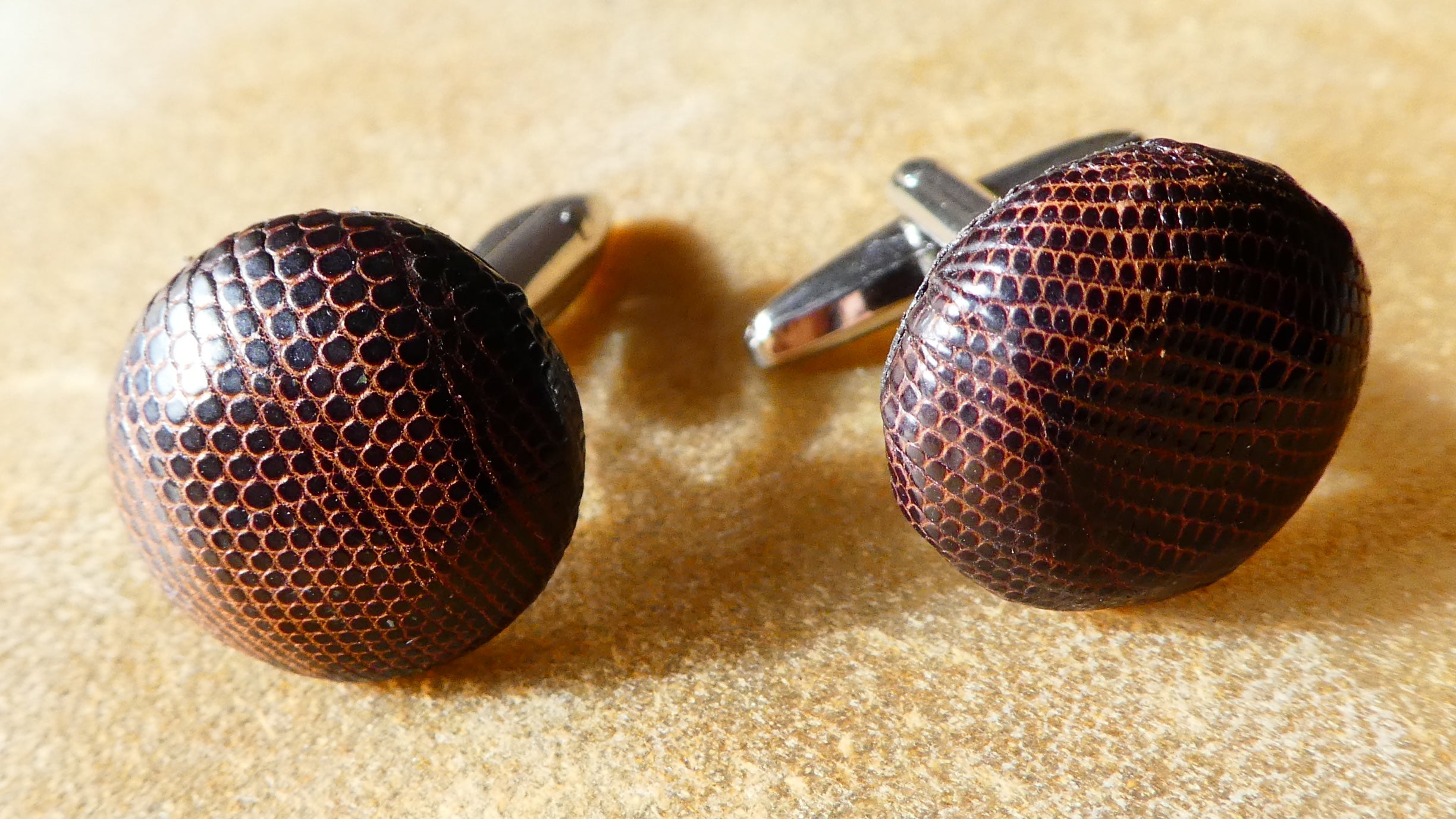 Gemelos WOMO ovalados piel de iguana marrón oscuro y herraje plateado