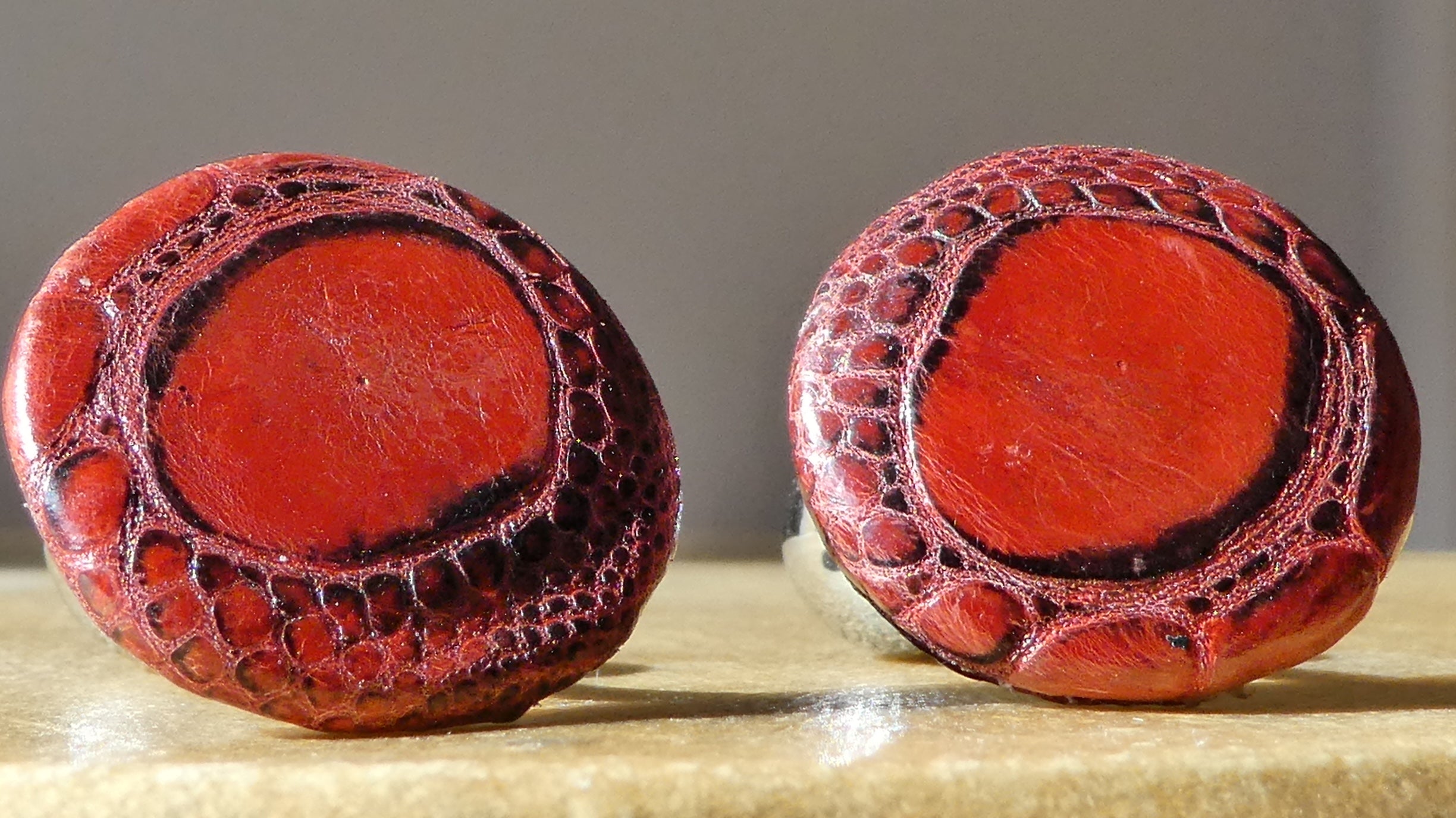 Imagen 5 (rojos redondos): Gemelos WOMO rojos en piel de pitón con herraje plata - complemento audaz.elegante