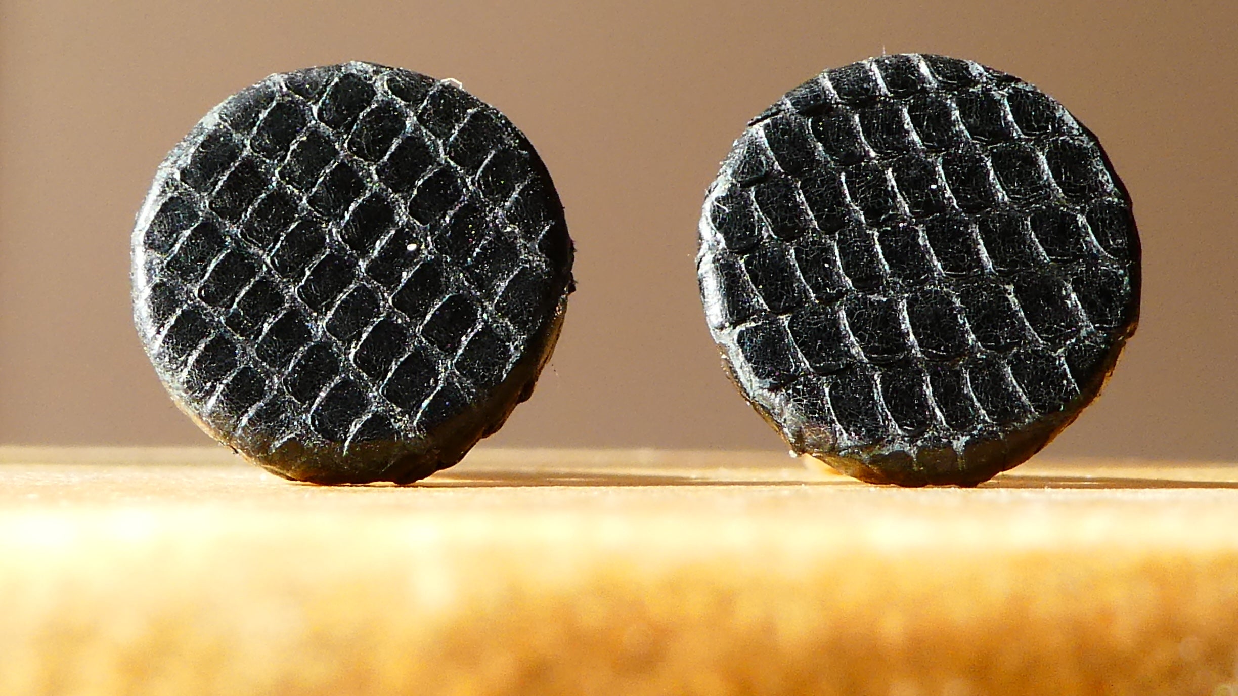 Gemelos WOMO negros en piel de pitón  y herraje plata - complemento formal, elegante y con textura genuina
