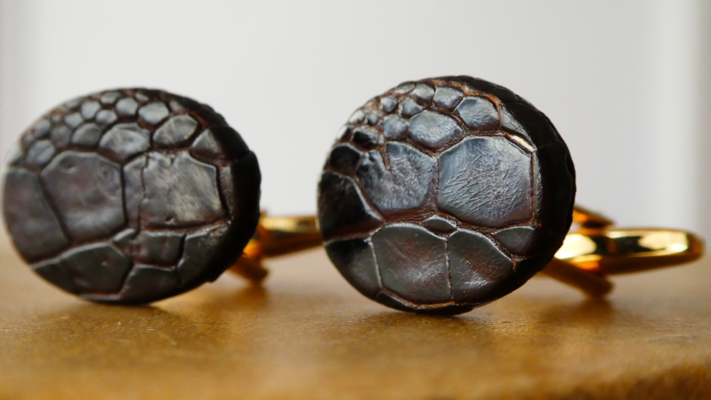 Gemelos WOMO ovalados piel de cocodrilo marrón oscuro y herraje dorado