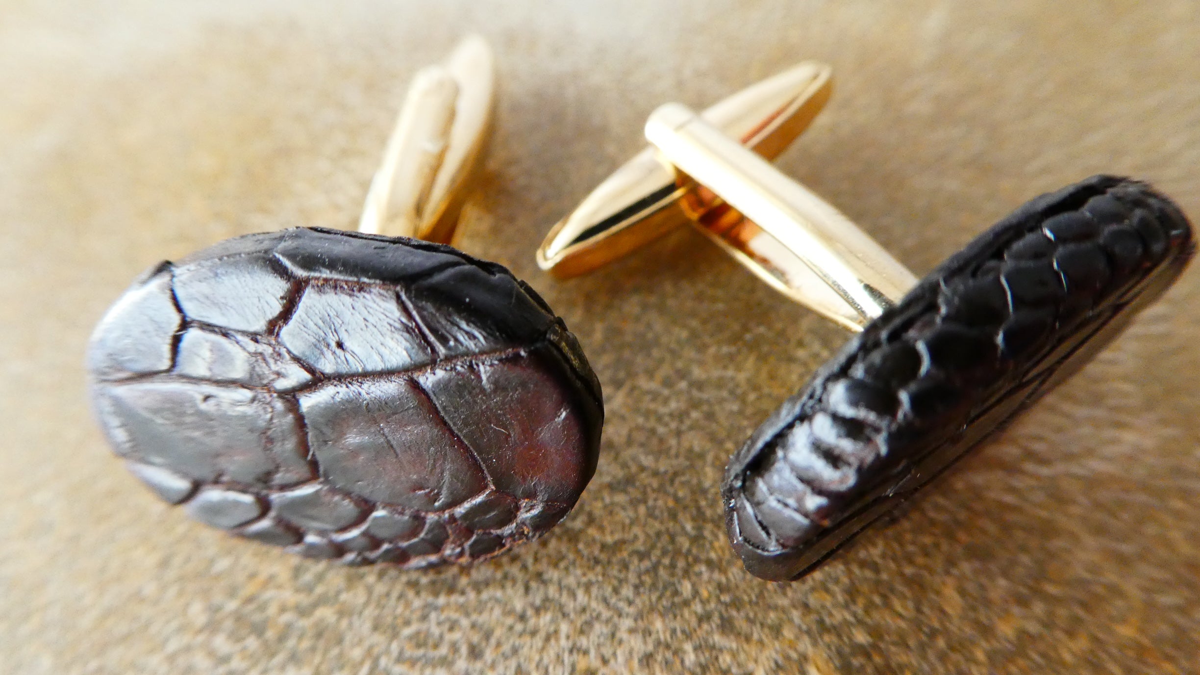 Gemelos WOMO ovalados piel de cocodrilo marrón oscuro y herraje dorado