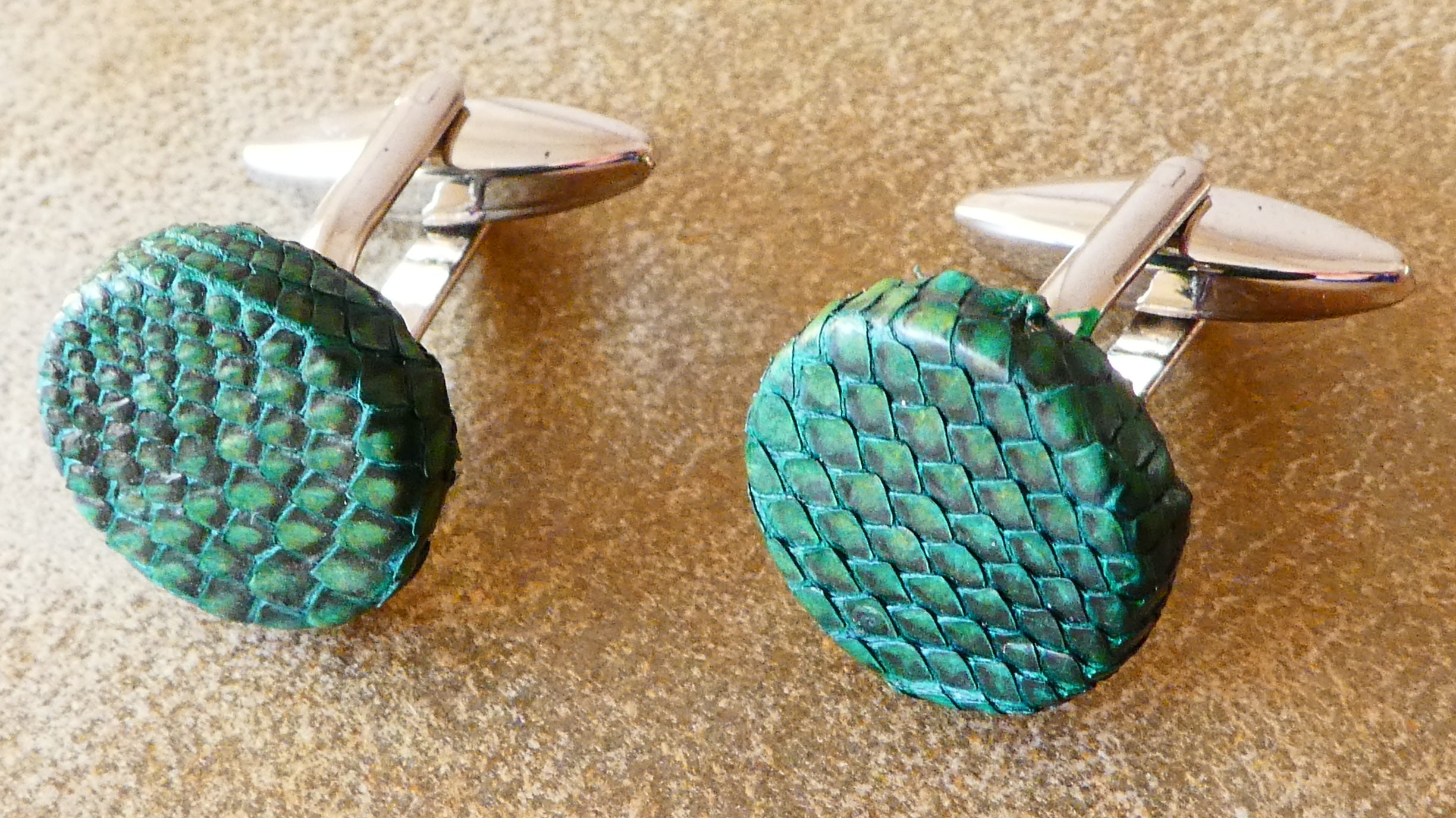 Gemelos WOMO turquesa de piel de iguana con herraje plata - detalle distintivo exótico
