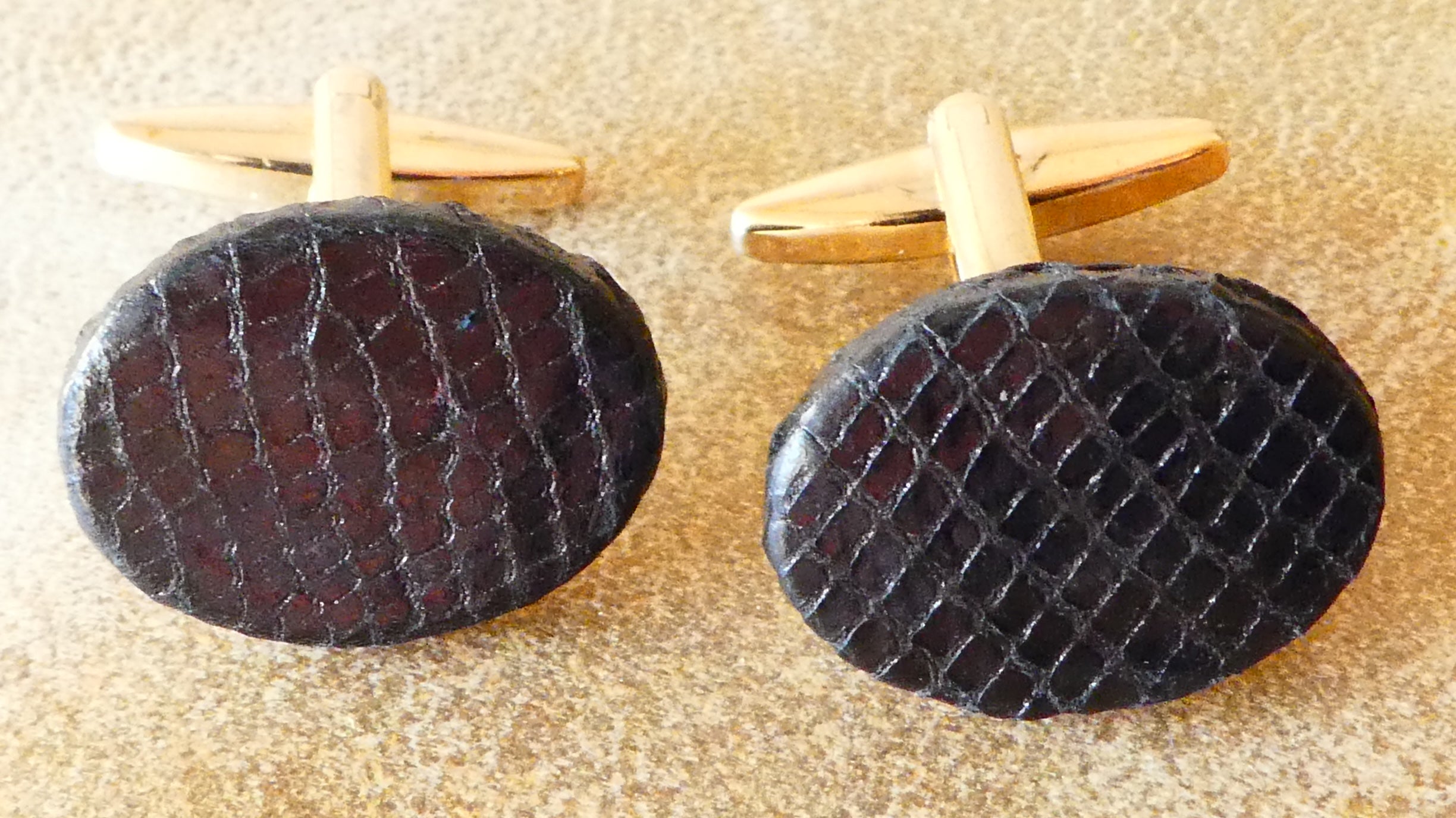 Gemelos WOMO en piel de pitón marrón oscuro con herraje dorado - diseño redondo artesanal
