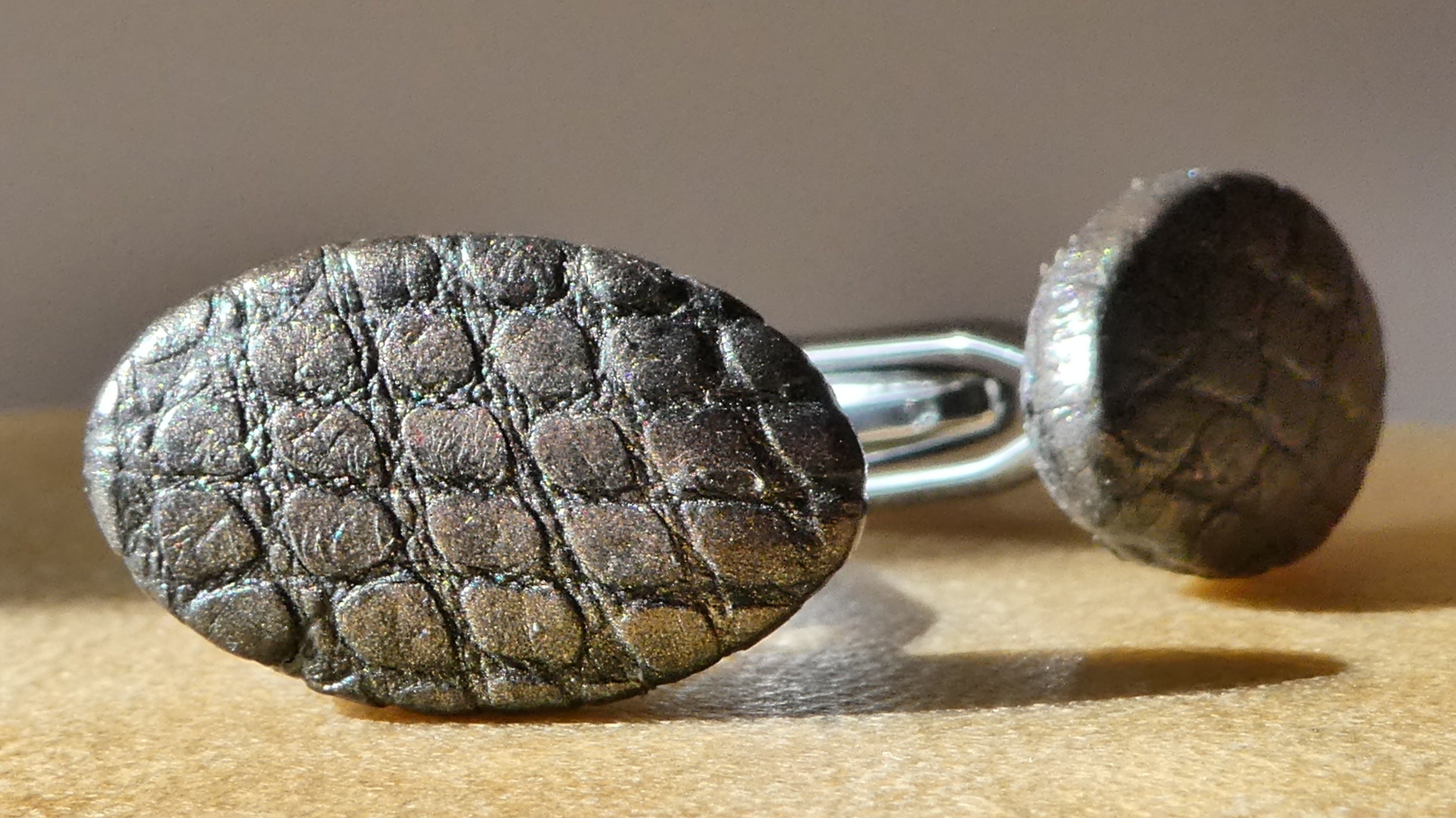 Gemelos WOMO ovalados piel de pitón gris oscuro y herraje plateado