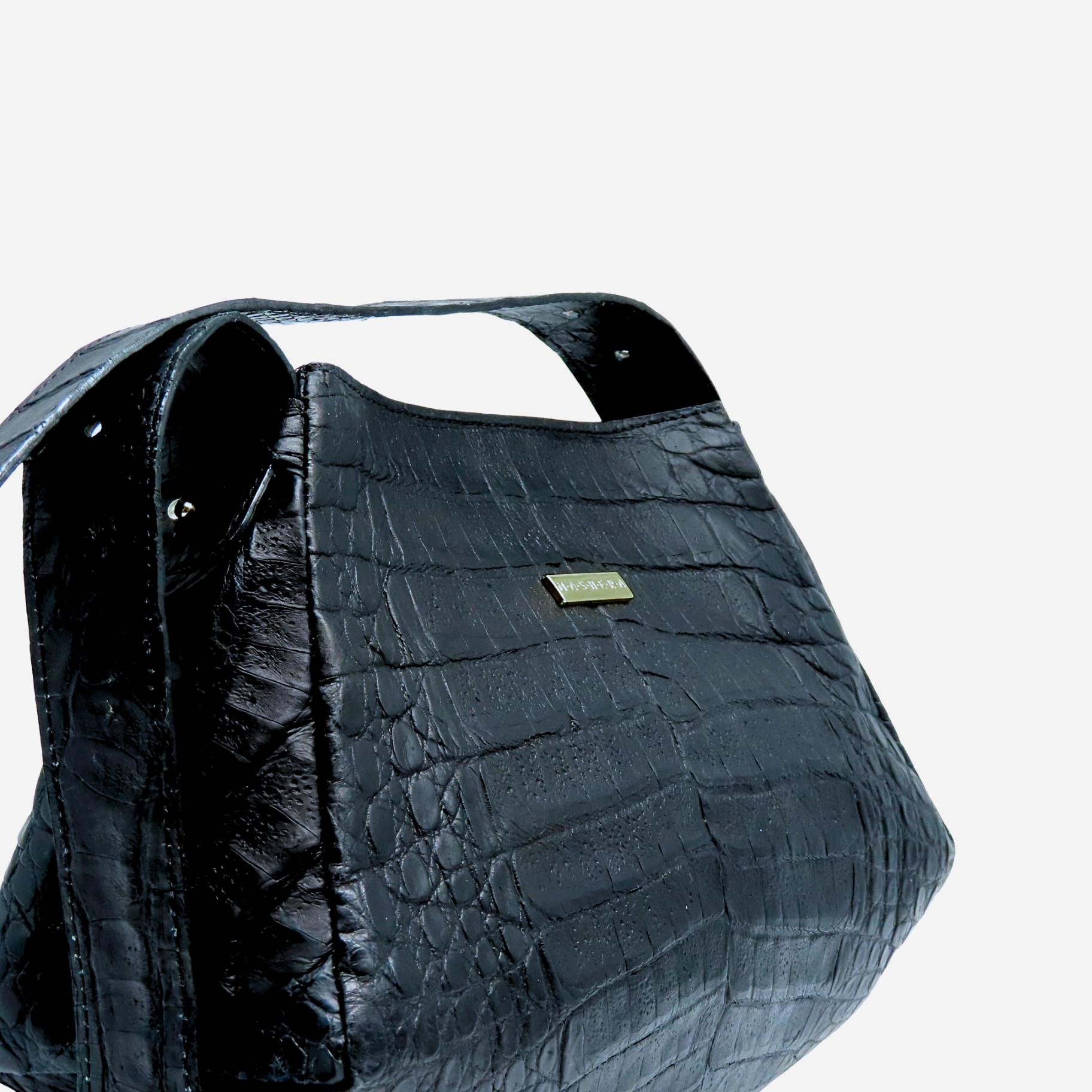 Vista lateral del bolso CANASTY negro - correa ajustable bandolero en cocodrilo genuino