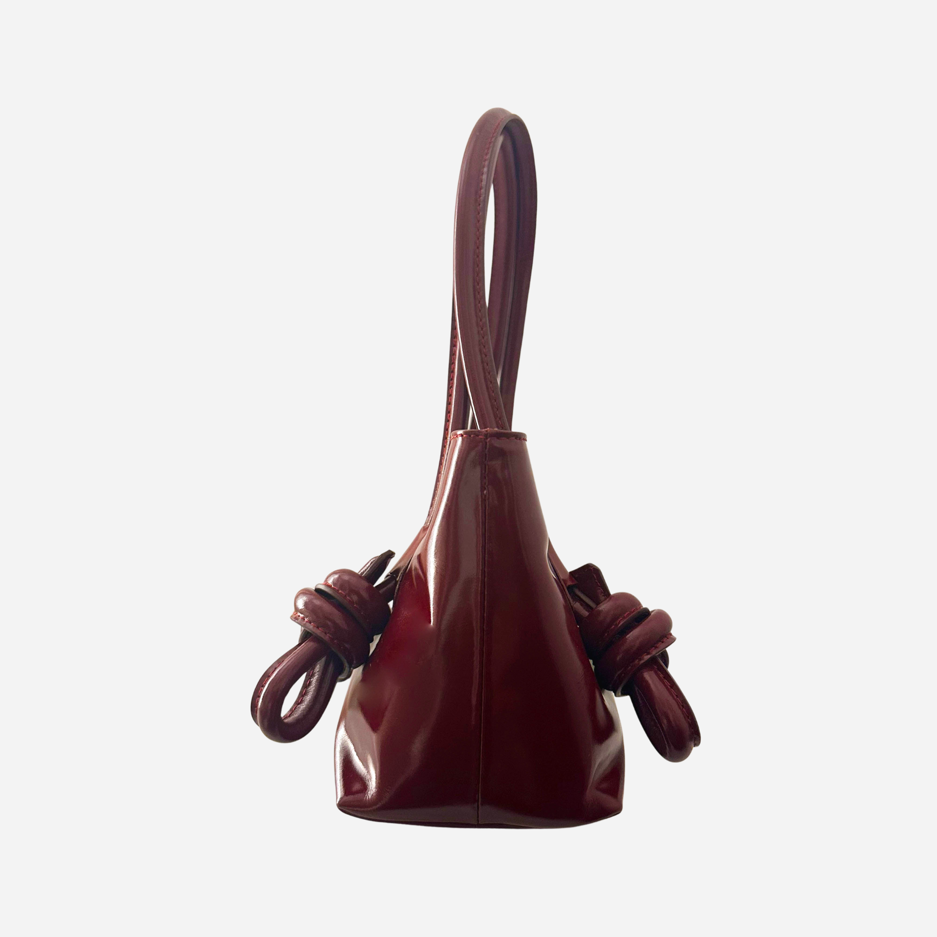 Vista lateral de bolso Coffee Baguette burdeos - forma alargada con cierre imantado Mashera