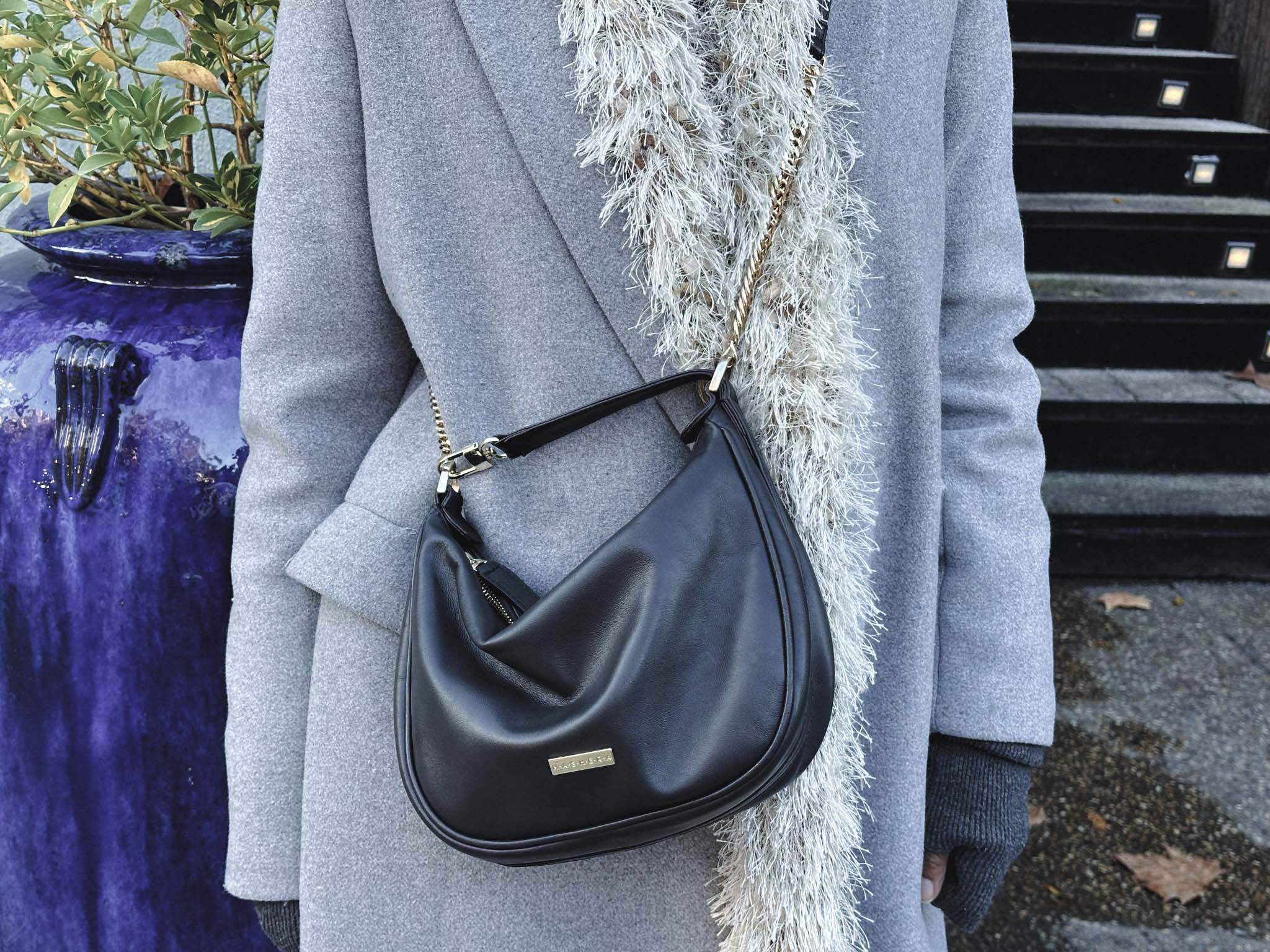 Modelo con bolso GLOBO en color negro - accesorio elegante y funcional hecho a mano