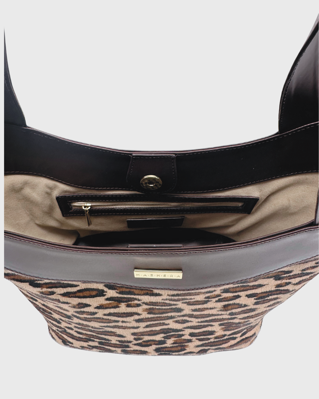 Interior del Bolso JAGUAR, en paño color crema y bolsillo con cremallera. Cierre en broche imantado. 