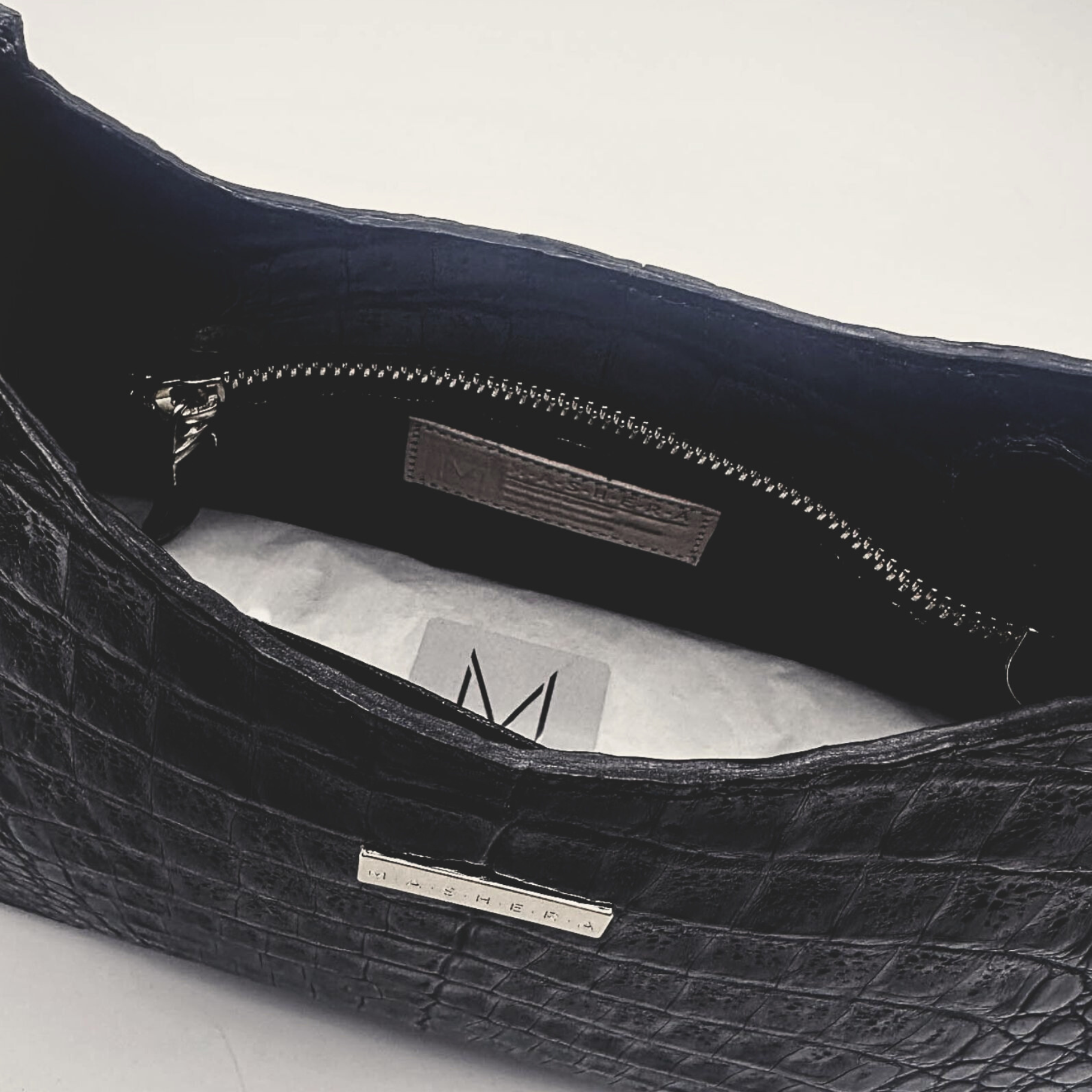 Interior del bolso QUIMBAYA - forro de gamuza con compartimentos organizadores