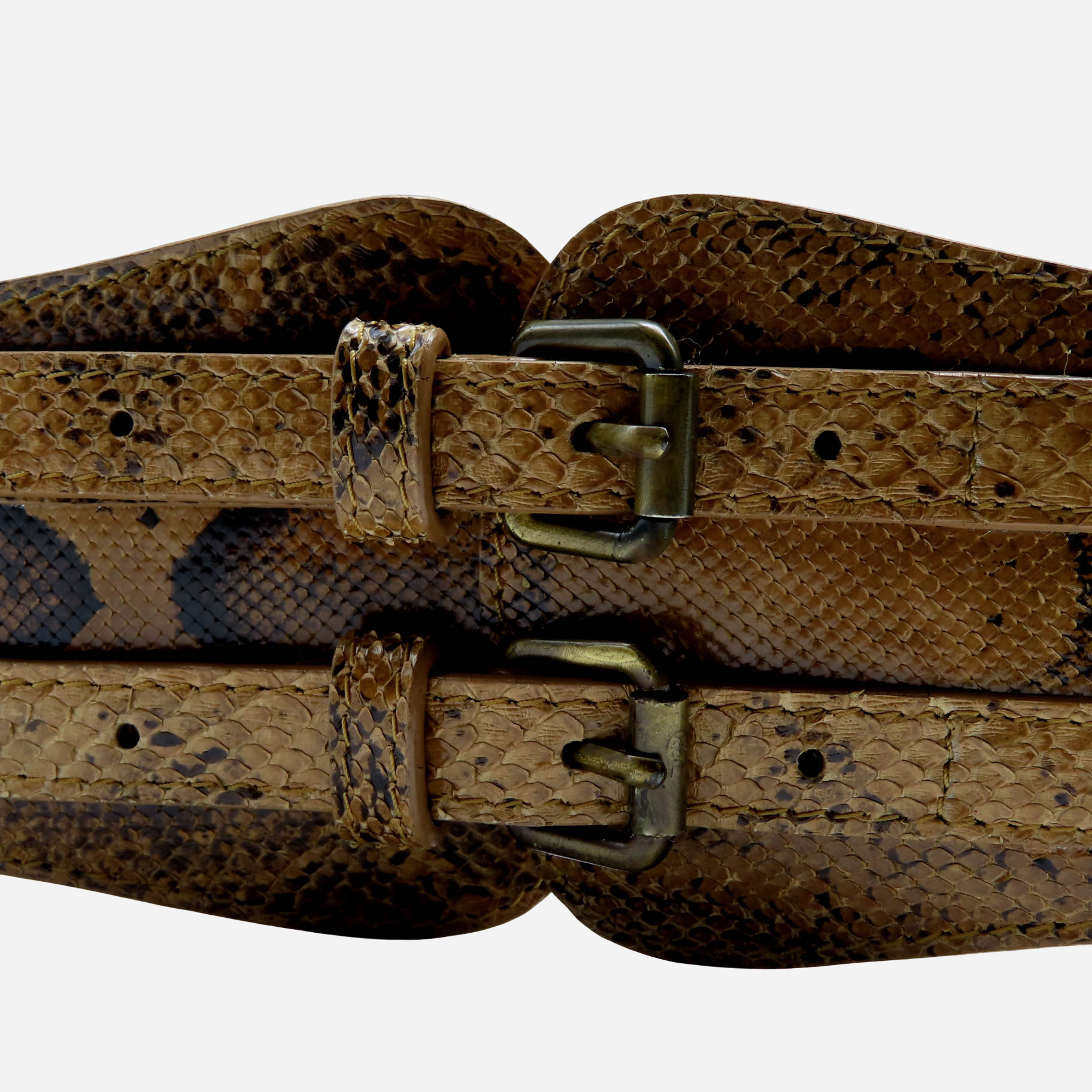 Primer plano de la hebilla y de la textura de piel de serpiente del cinturón CHOCÓ