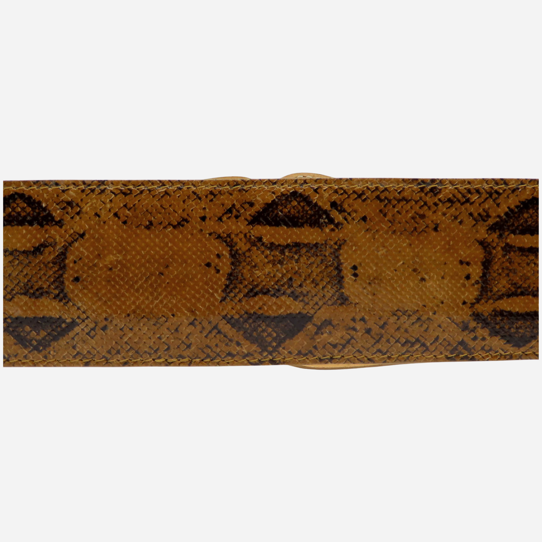 Detalle de acabado artesanal del cinturón CHOCÓ en piel de serpiente
