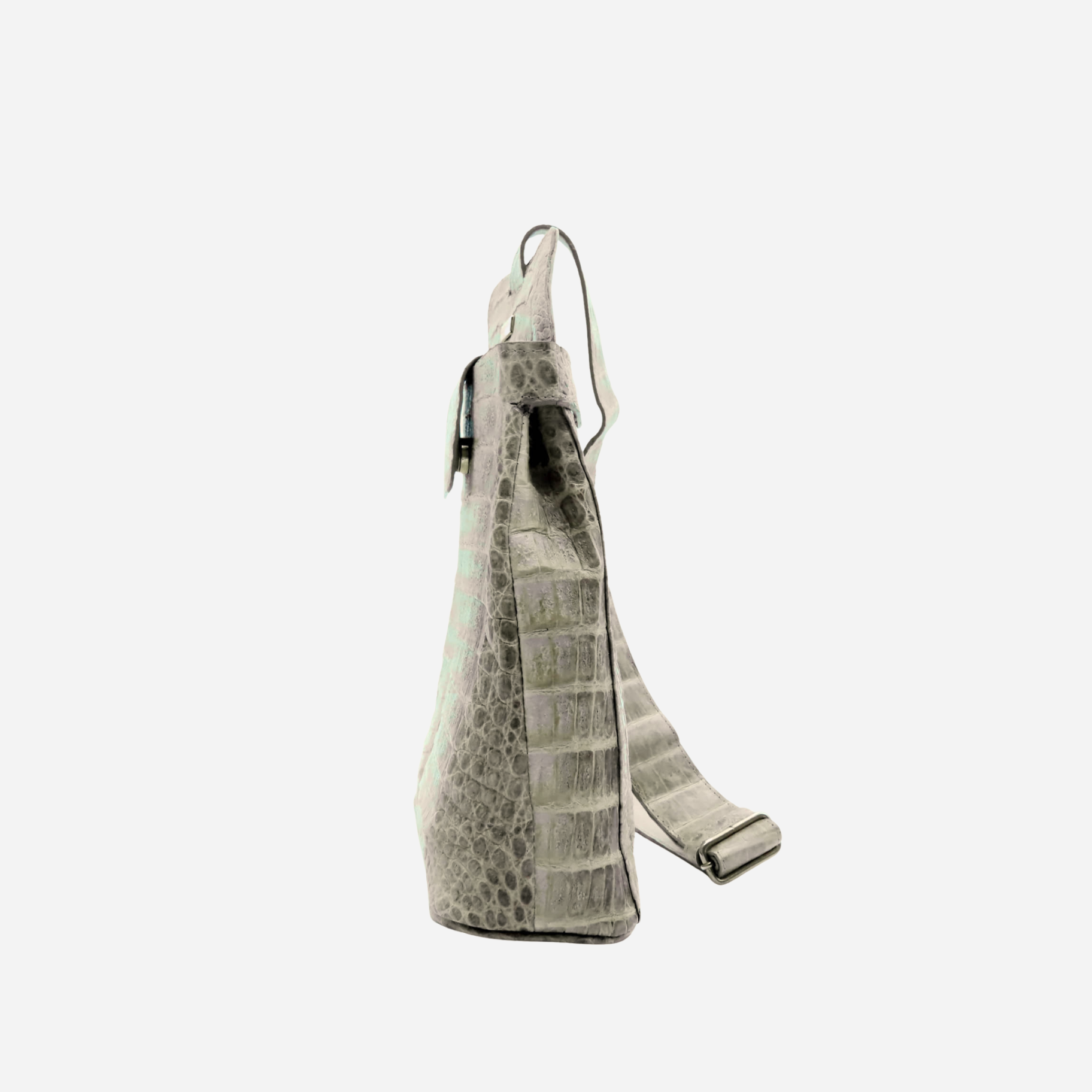 Vista lateral mochila COCORA en piel de cocodrilo - diseño artesanal inspirado en Valle del Cocora