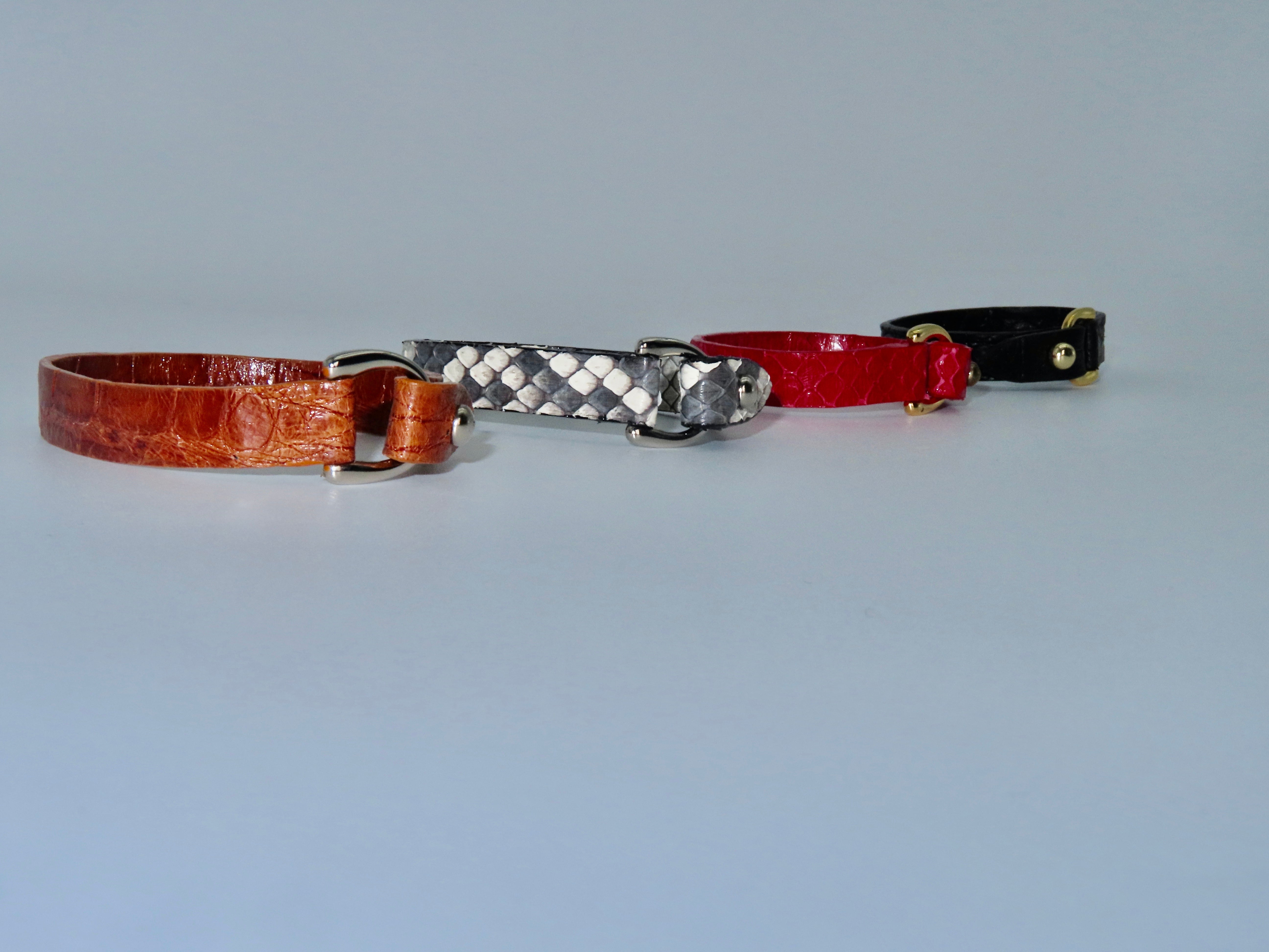 Combinación de Pulseras TOPACIO marrón, pitón natural, rojo y negro. Una pulsera simple y sofisticada.