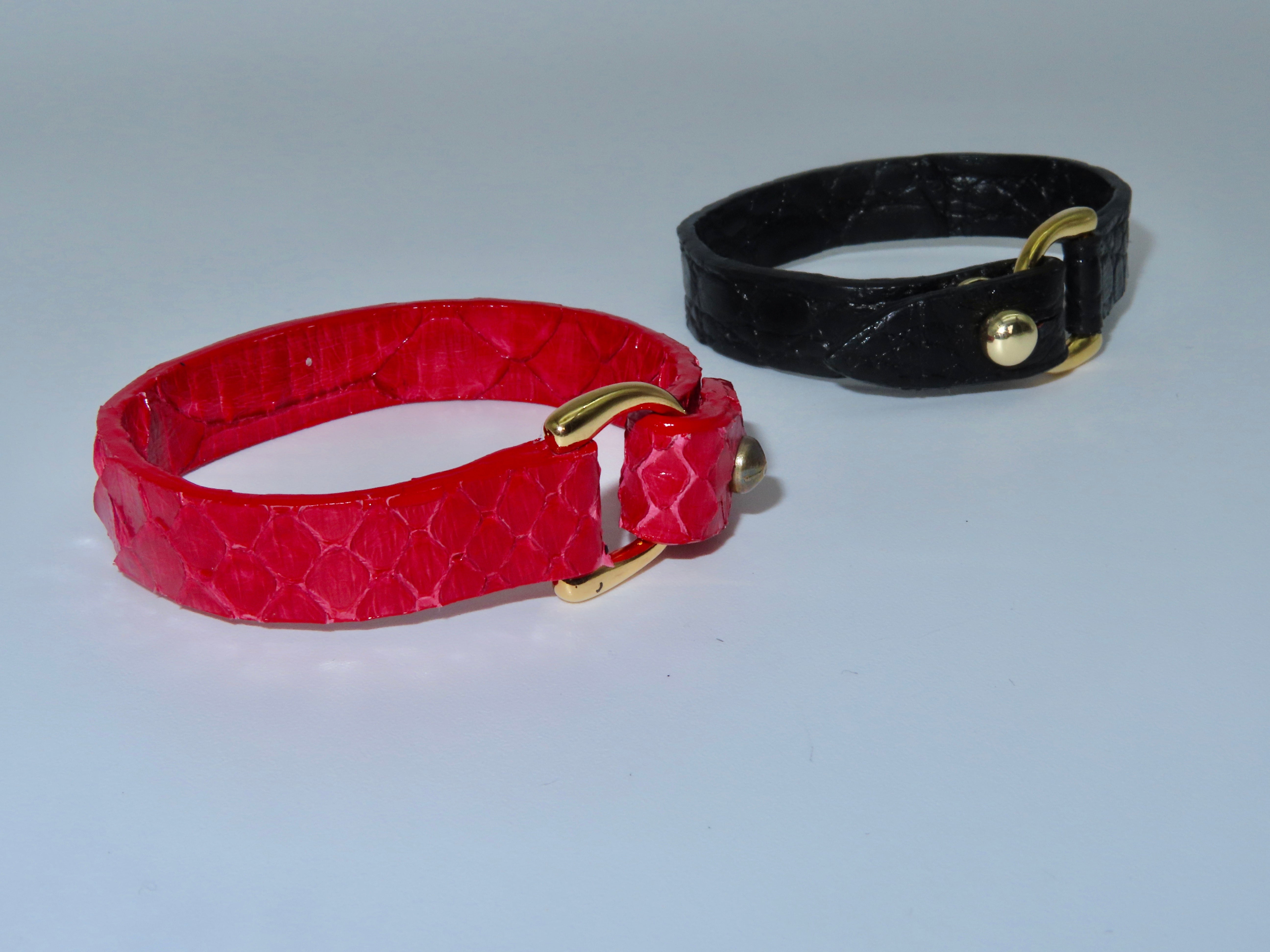 Combinación de Pulseras TOPACIO roja y negra en cocodrilo con cierre argolla dorada - diseño distintivo.
