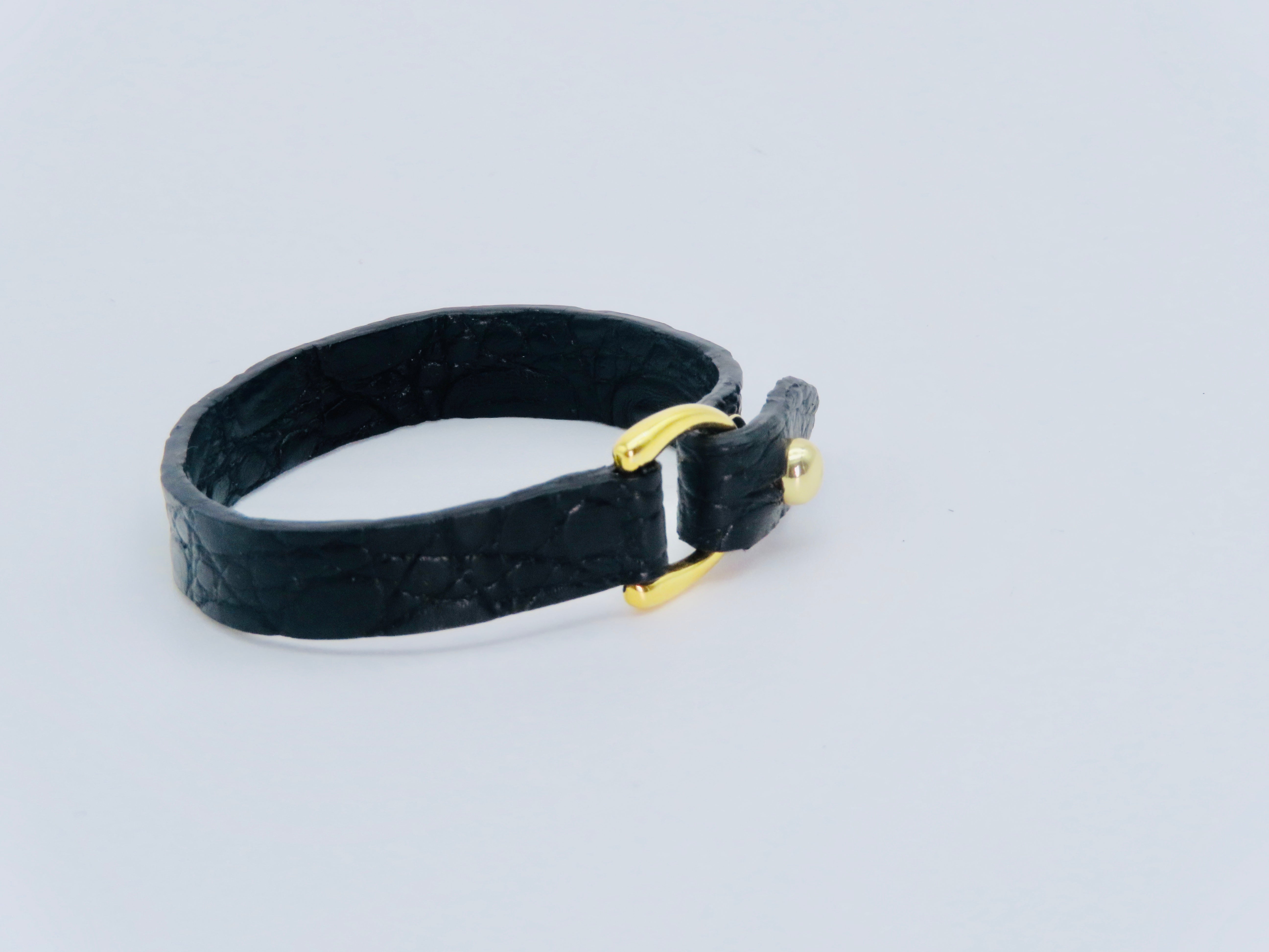 Pulsera TOPACIO negra en cocodrilo con cierre argolla dorada y broche - diseño refinado artesanal.