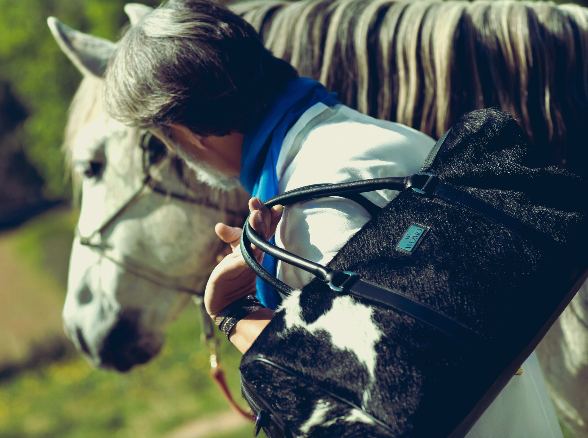 Modelo con bolsa AFRODITA Grande y naturaleza de fondo - equipaje de lujo artesanal elaborado en Ubrique